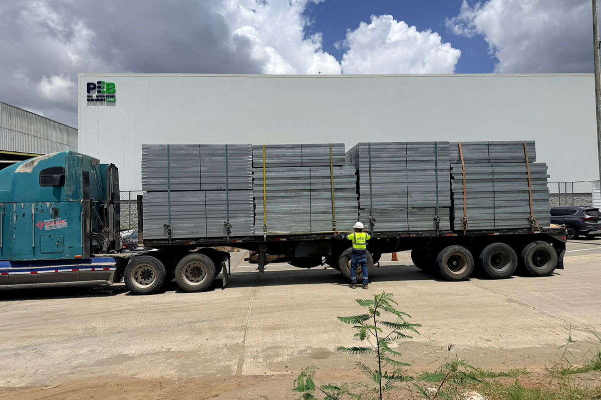 Despacho de paneles estructurales en camión desde la planta
