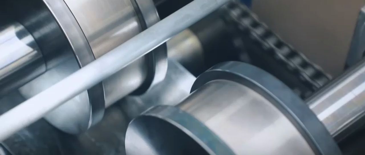 Línea de perfilado en frío fabricando un perfil de acero en la planta de NewCon Steel en Panamá