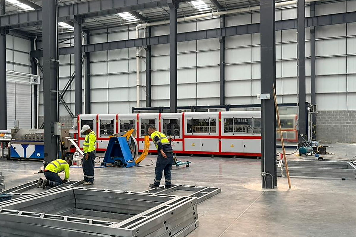 Línea de rolado en frío y desenrollador de bobina en la planta de NewCon Steel